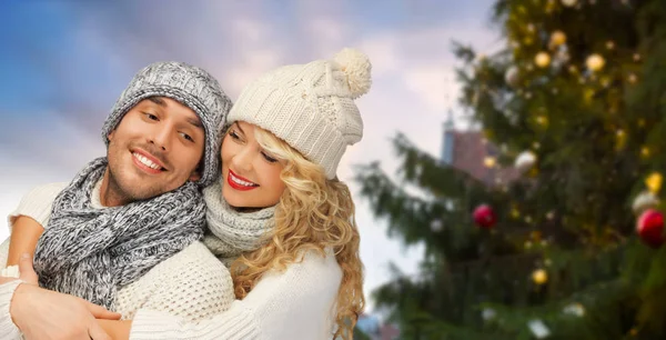 Felice coppia che abbraccia oltre albero di Natale — Foto Stock