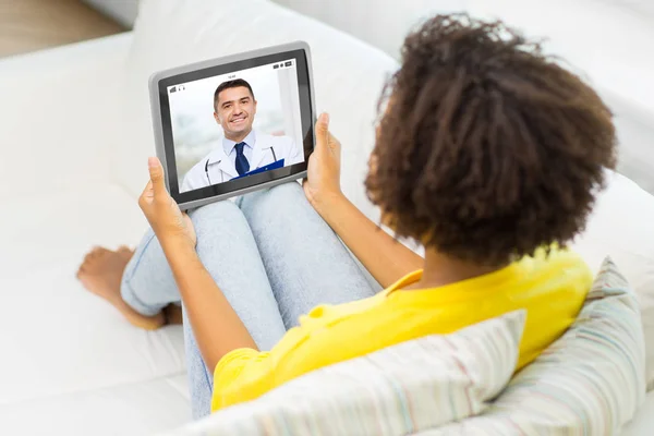 Paciente que tiene chat de vídeo con el médico en la tableta PC — Foto de Stock