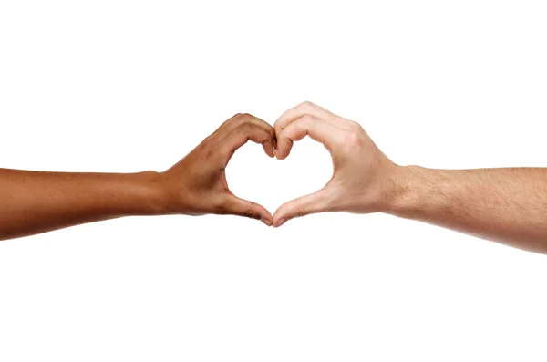 Руки разного цвета кожи, придающие форму сердцу — стоковое фото