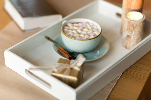 Cioccolata calda, regalo di Natale e candele in tavola — Foto Stock