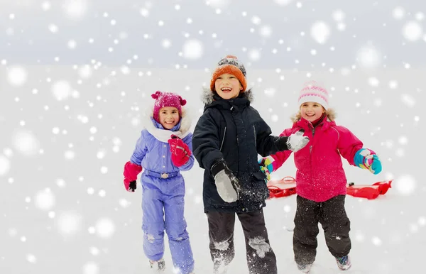 Niños pequeños y felices jugando al aire libre en invierno —  Fotos de Stock