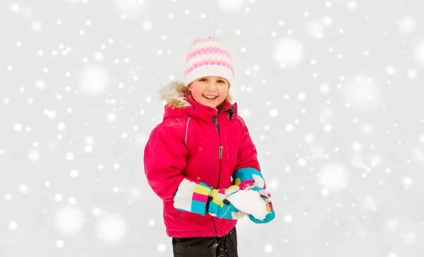 Menina feliz brincando com a neve no inverno — Fotografia de Stock