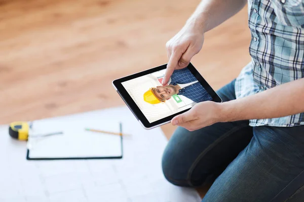 Homem ter chamada de vídeo com construtor no tablet pc — Fotografia de Stock