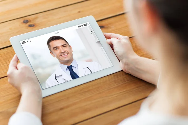 Patient som har videochatt med läkare på tablettdator — Stockfoto