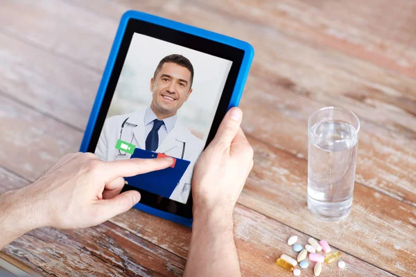 Paciente que tiene chat de vídeo con el médico en la tableta PC — Foto de Stock
