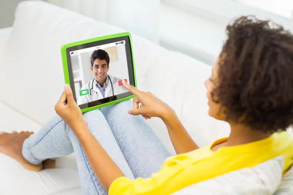 Patient having video chat with doctor on tablet pc — Stock Photo, Image