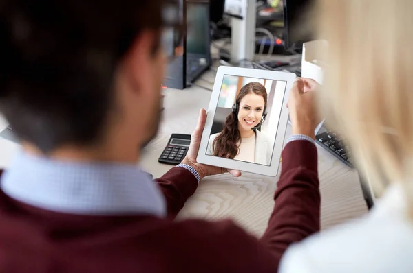 Tim bisnis memiliki panggilan video di pc tablet — Stok Foto