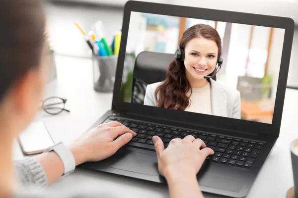 Mulher ter chamada de vídeo no laptop no escritório — Fotografia de Stock