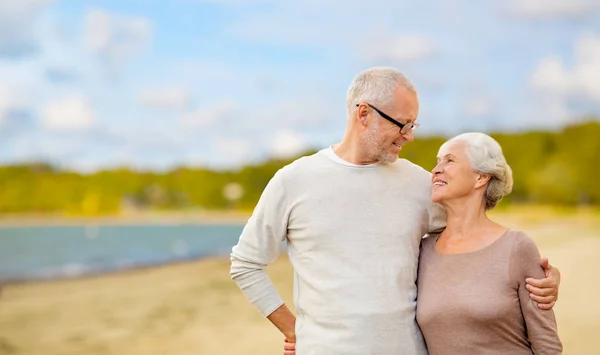 Heureux couple aîné étreignant sur fond de plage — Photo