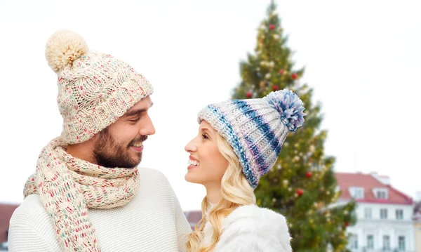 Gelukkige paar over kerstboom in tallinn — Stockfoto