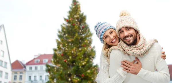 Glückliches Paar umarmt sich am Weihnachtsbaum — Stockfoto