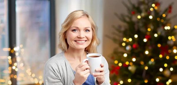 紅茶とクリスマスのコーヒーのカップを持つ女性 — ストック写真