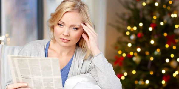 妇女在家里阅读报纸在圣诞节 — 图库照片