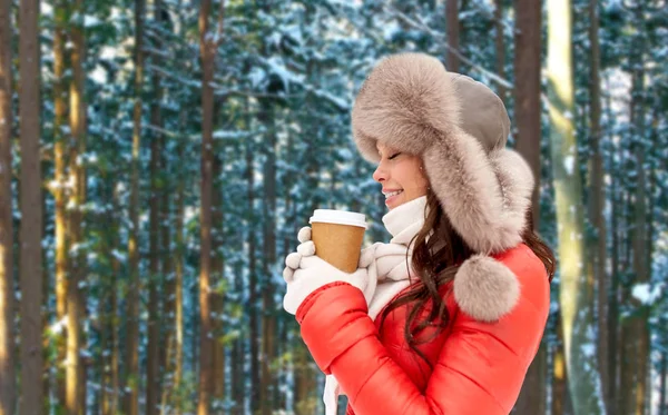 Nahaufnahme einer Frau mit Kaffeetasse im Winter — Stockfoto