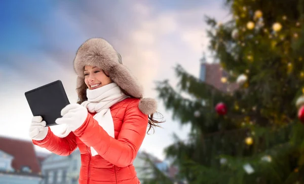 Woman with tablet pc over christmas tree — Stock Photo, Image