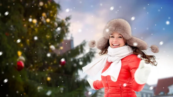 Happy woman over christmas tree in tallinn — Stock Photo, Image