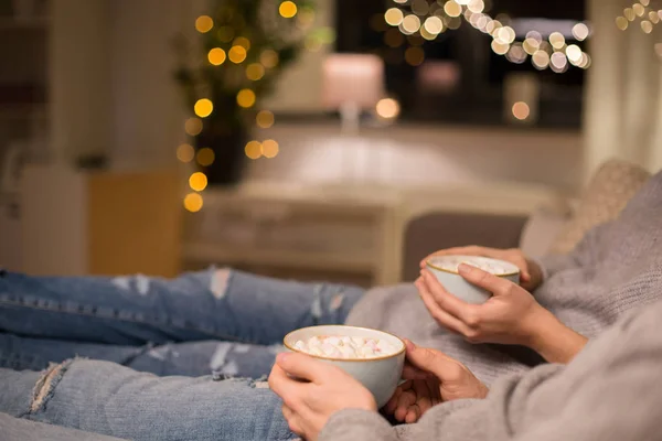 Primer plano de pareja bebiendo chocolate caliente en casa — Foto de Stock