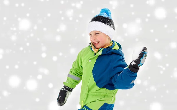 Ευτυχισμένο αγόρι παίζει και ρίψη χιονοστιβάδας το χειμώνα — Φωτογραφία Αρχείου
