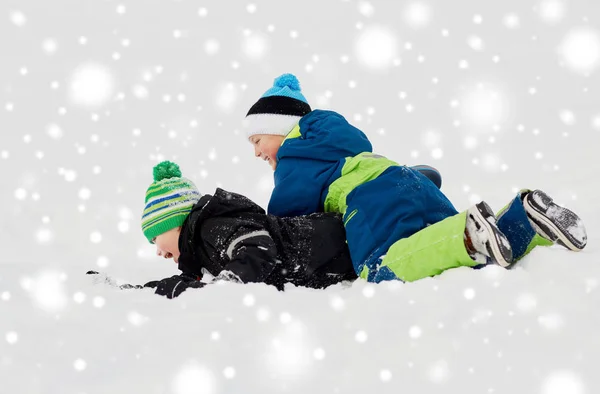 Meninos felizes brincando ao ar livre no inverno — Fotografia de Stock