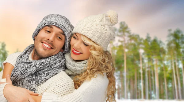Paar knuffelen over winter bos achtergrond — Stockfoto