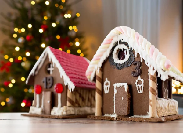 Primo piano di Natale case di pan di zenzero a casa — Foto Stock