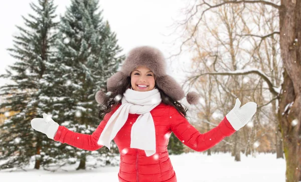 Mulher feliz em chapéu de pele sobre floresta de inverno — Fotografia de Stock