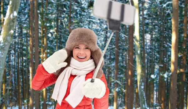 Щаслива жінка бере селфі над зимовим лісом — стокове фото
