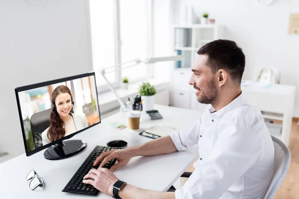 Geschäftsmann mit Videoanruf am PC im Büro — Stockfoto