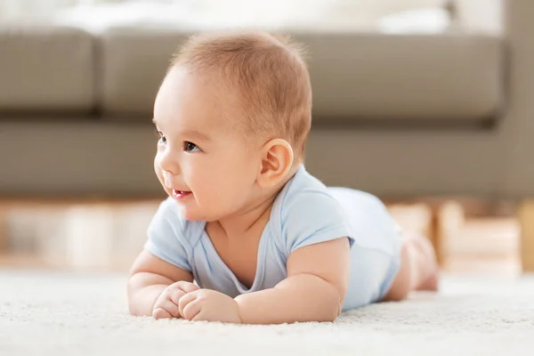 Söt liten asiatisk pojke liggande på golvet hemma — Stockfoto