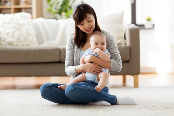 Happy young mother with little baby at home — Stock Photo, Image