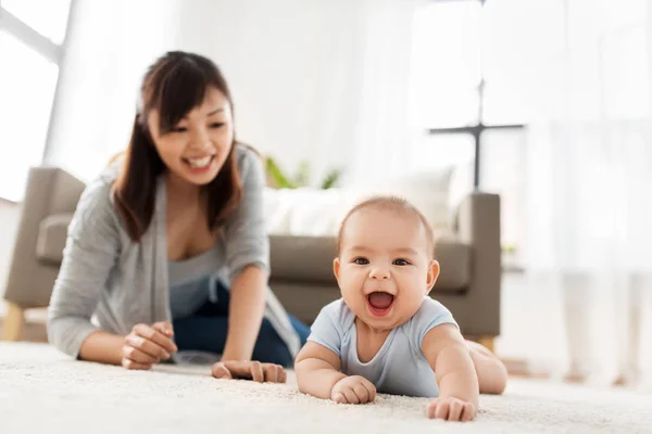 快乐的小亚洲男婴与母亲在家里 — 图库照片