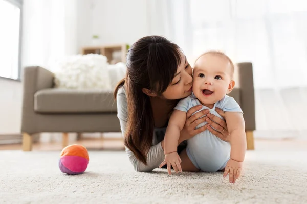 家庭和母亲的概念 快乐的微笑年轻的亚洲母亲亲吻小婴儿在家中 — 图库照片