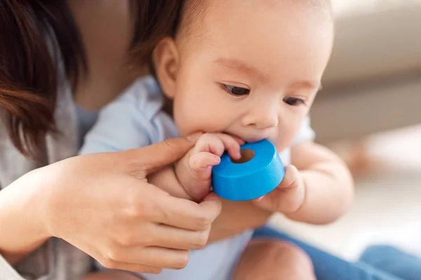 Close up of asian baby boy with mother — Stock Photo, Image