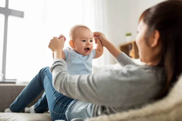 Feliz madre con pequeño hijo en casa —  Fotos de Stock