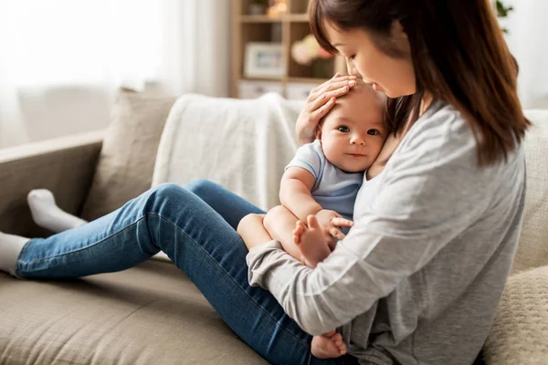 Feliz madre con pequeño hijo en casa — Foto de Stock