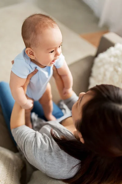 Lycklig mor med liten son hemma — Stockfoto