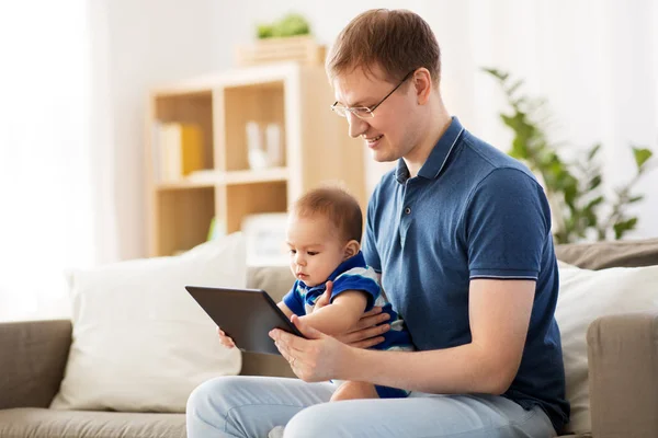 Glücklicher Vater und kleiner Sohn mit Tablet-PC zu Hause — Stockfoto