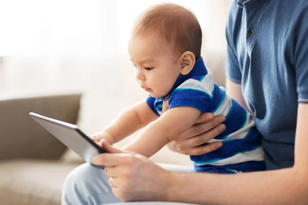 Ребенок и отец с планшетным компьютером дома — стоковое фото