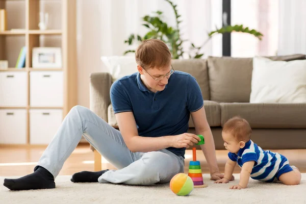 快乐的父亲与小儿子在家里玩 — 图库照片