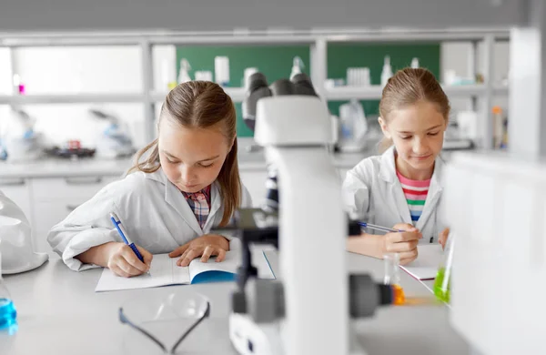 Crianças que estudam química no laboratório da escola — Fotografia de Stock