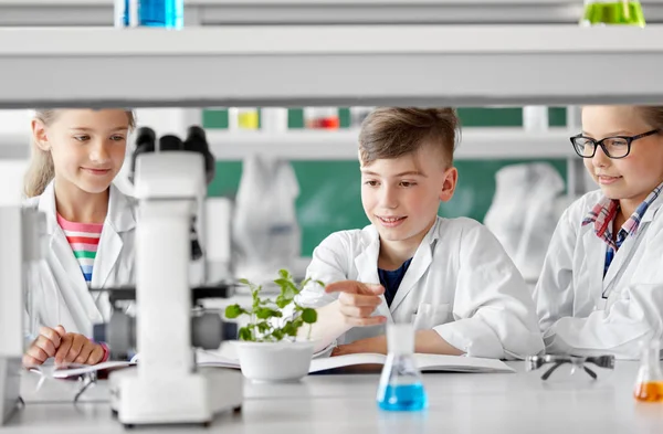 Crianças ou estudantes com planta na aula de biologia — Fotografia de Stock