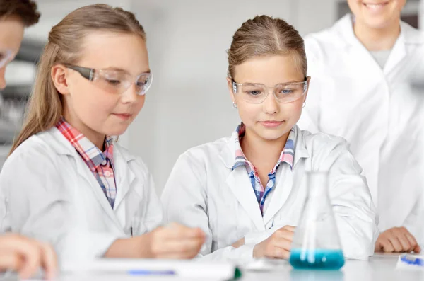 Crianças com tubo de teste estudando química na escola — Fotografia de Stock