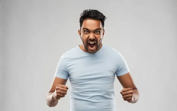 Dühös indiai férfi felső szürke háttérben sikoltozik — Stock Fotó