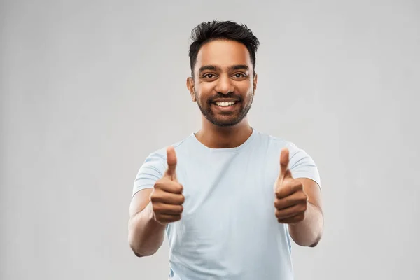 Felice uomo indiano in t-shirt mostrando pollici in su — Foto Stock