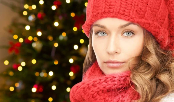 Žena v čepici a šálu přes vánoční osvětlení — Stock fotografie