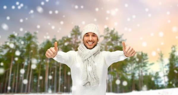 Uomo sorridente mostrando pollici sopra foresta invernale — Foto Stock