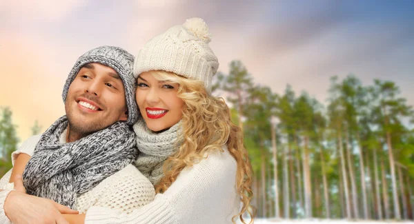 Pareja abrazándose sobre invierno bosque fondo — Foto de Stock