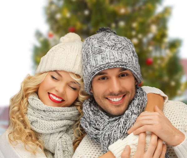 Felice coppia che abbraccia oltre albero di Natale — Foto Stock