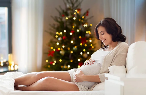 Mujer embarazada feliz en casa en Navidad — Foto de Stock