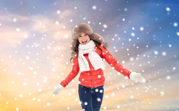 Mulher feliz no inverno chapéu de pele sobre o céu e neve — Fotografia de Stock